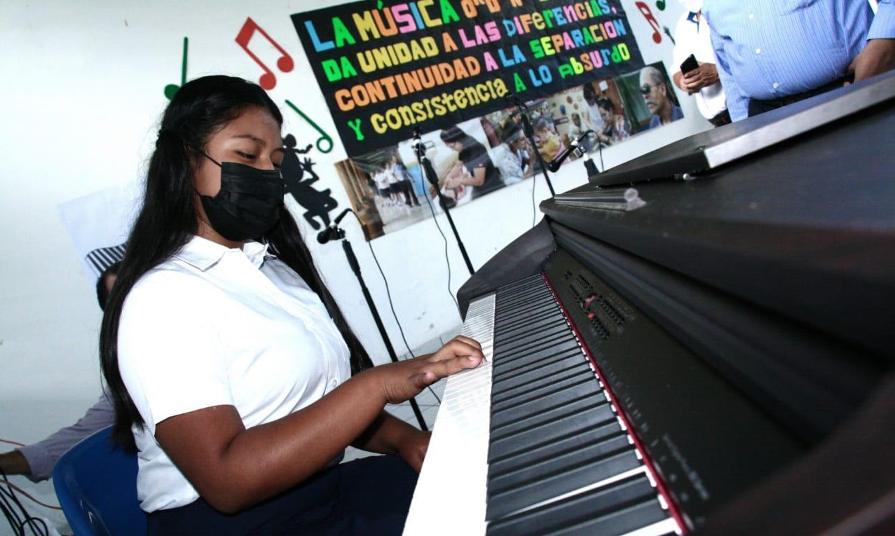 entregan-pianos-a-escuelas-de-san-salvador-para-potenciar-el-talento-de-alumnos
